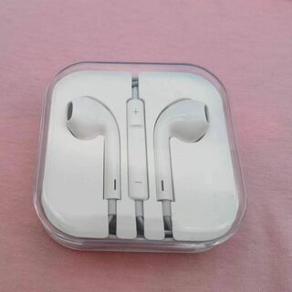 アップル(Apple)の新品　アップル純正 イヤホン EarPods with 3.5 mmヘッドフォン(ヘッドフォン/イヤフォン)