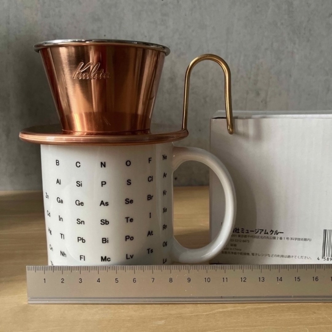 Kalita(カリタ)の【カリタ】銅製ドリッパー&フィルター、【科学技術館】オリジナル周期表マグ セット インテリア/住まい/日用品のキッチン/食器(その他)の商品写真