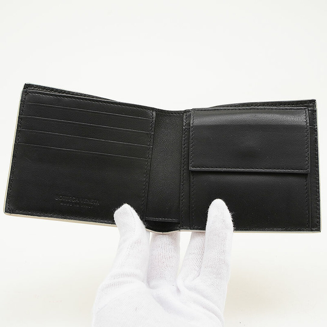 Bottega Veneta(ボッテガヴェネタ)のボッテガヴェネタ イントレチャート 二つ折り財布 レザー アイボリー/ブラック メンズのファッション小物(折り財布)の商品写真