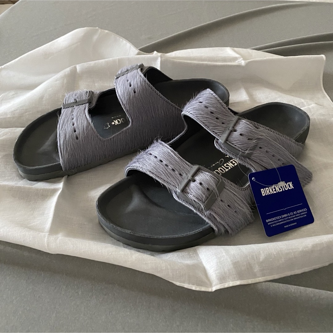 Rick Owens(リックオウエンス)のRick Owens × BIRKENSTOCK ファーサンダル グレー メンズの靴/シューズ(サンダル)の商品写真