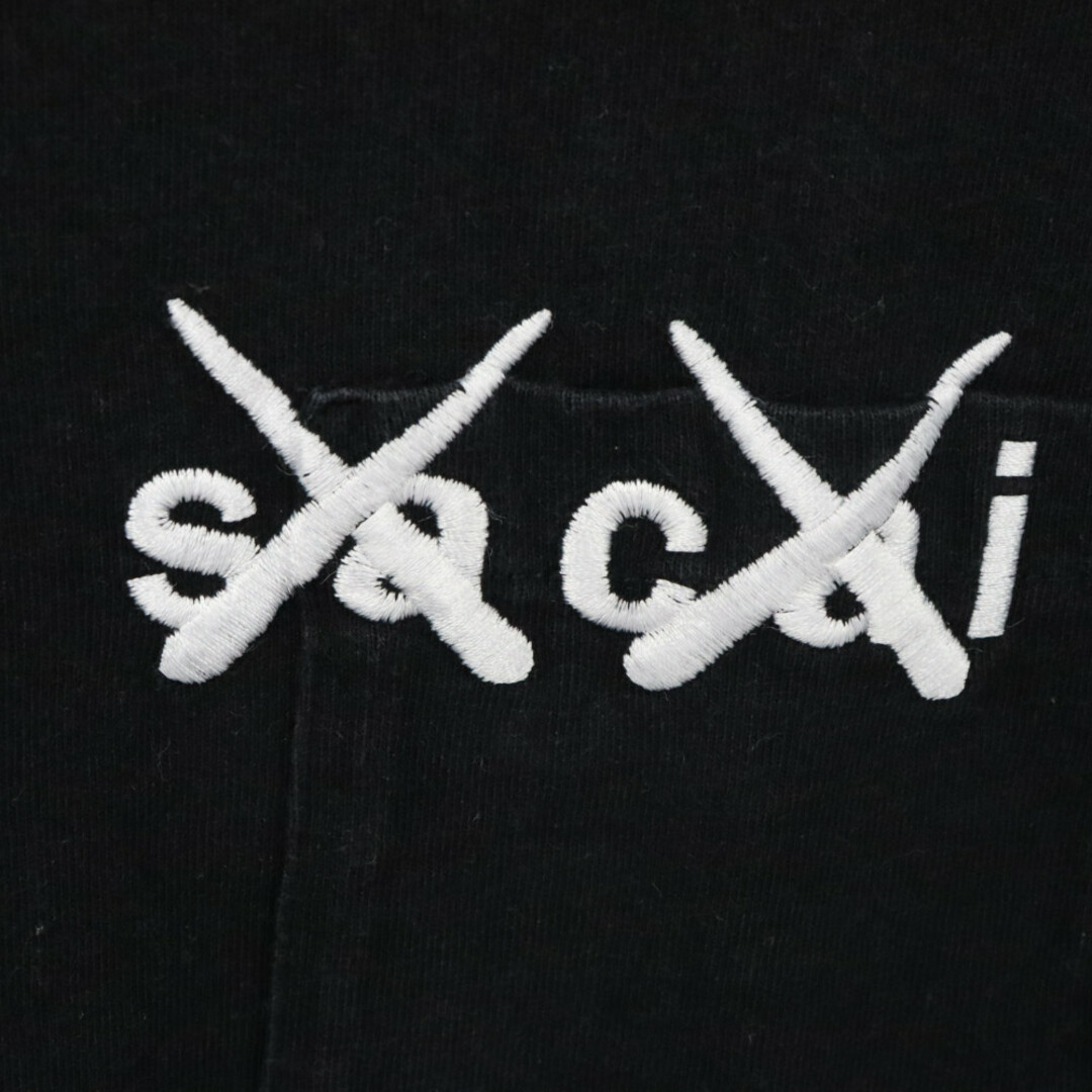 sacai(サカイ)のSacai サカイ 21AW ×KAWS フロントロゴ刺繍 ポケット半袖Tシャツ クルーネックカットソー 21-0285S ブラック メンズのトップス(Tシャツ/カットソー(半袖/袖なし))の商品写真