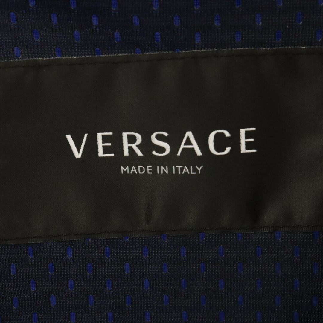 VERSACE(ヴェルサーチ)のVERSACE ヴェルサーチ Patterned Jacket マルチカラー トラックジャケット ナイロンブルゾン 1001030 ホワイト/ブルー メンズのジャケット/アウター(フライトジャケット)の商品写真