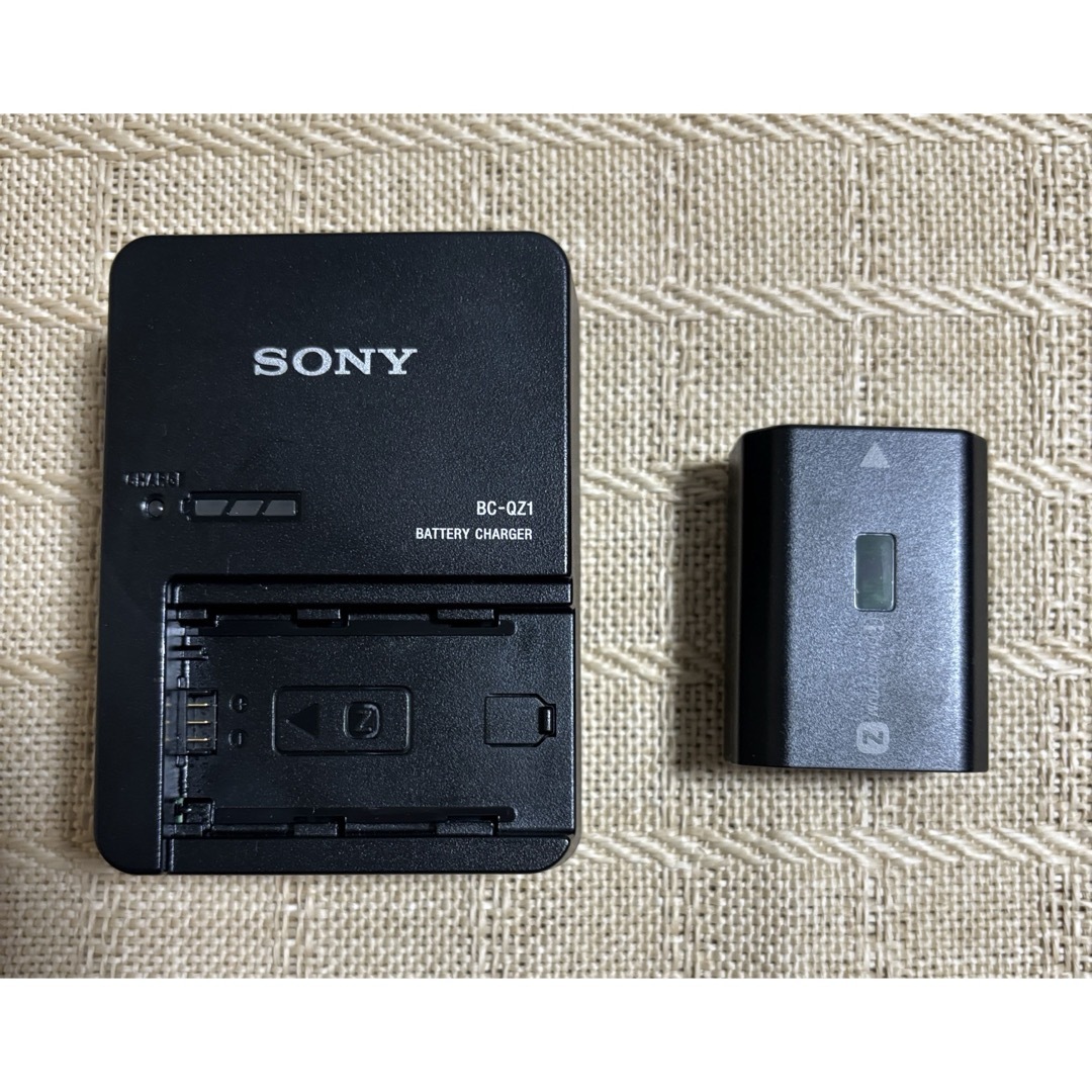 SONY(ソニー)のcoaster750様専用Sony BC-QZ1+バッテリーNP-FZ100 スマホ/家電/カメラのカメラ(その他)の商品写真