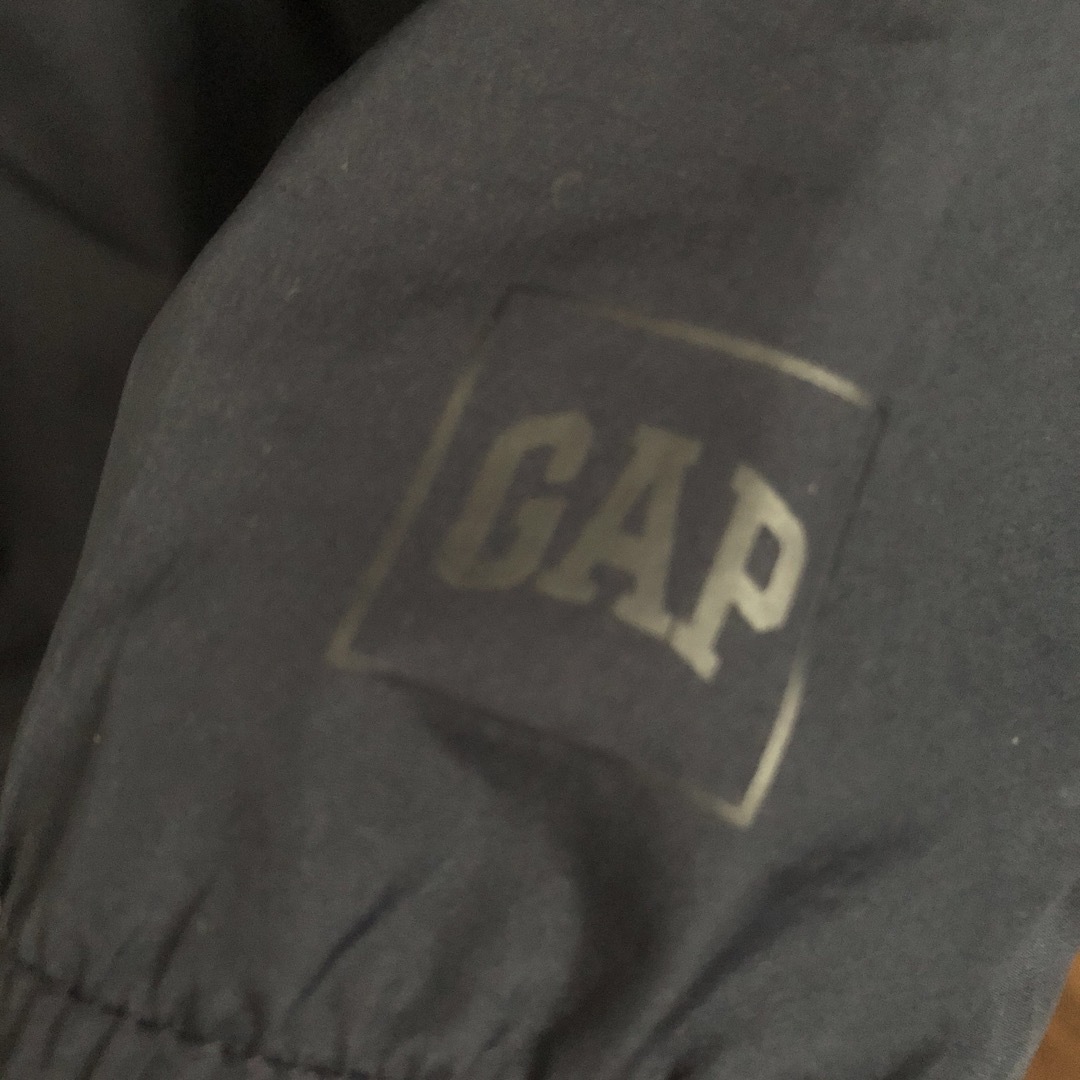 GAP(ギャップ)のGAP ウィンドブレーカー ネイビー 150 裏地ニット フード収納可 キッズ/ベビー/マタニティのキッズ服男の子用(90cm~)(ジャケット/上着)の商品写真