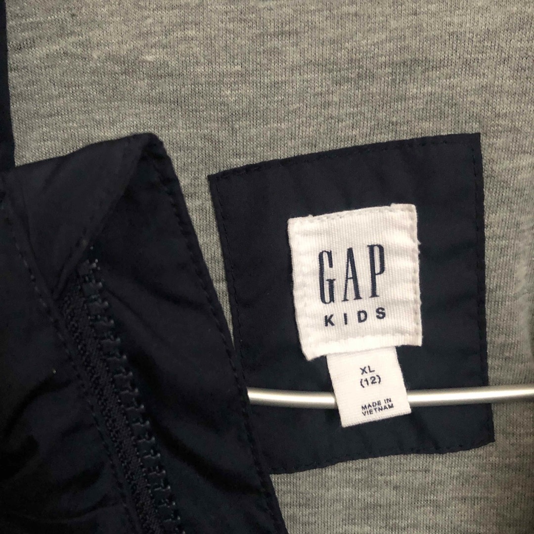 GAP(ギャップ)のGAP ウィンドブレーカー ネイビー 150 裏地ニット フード収納可 キッズ/ベビー/マタニティのキッズ服男の子用(90cm~)(ジャケット/上着)の商品写真