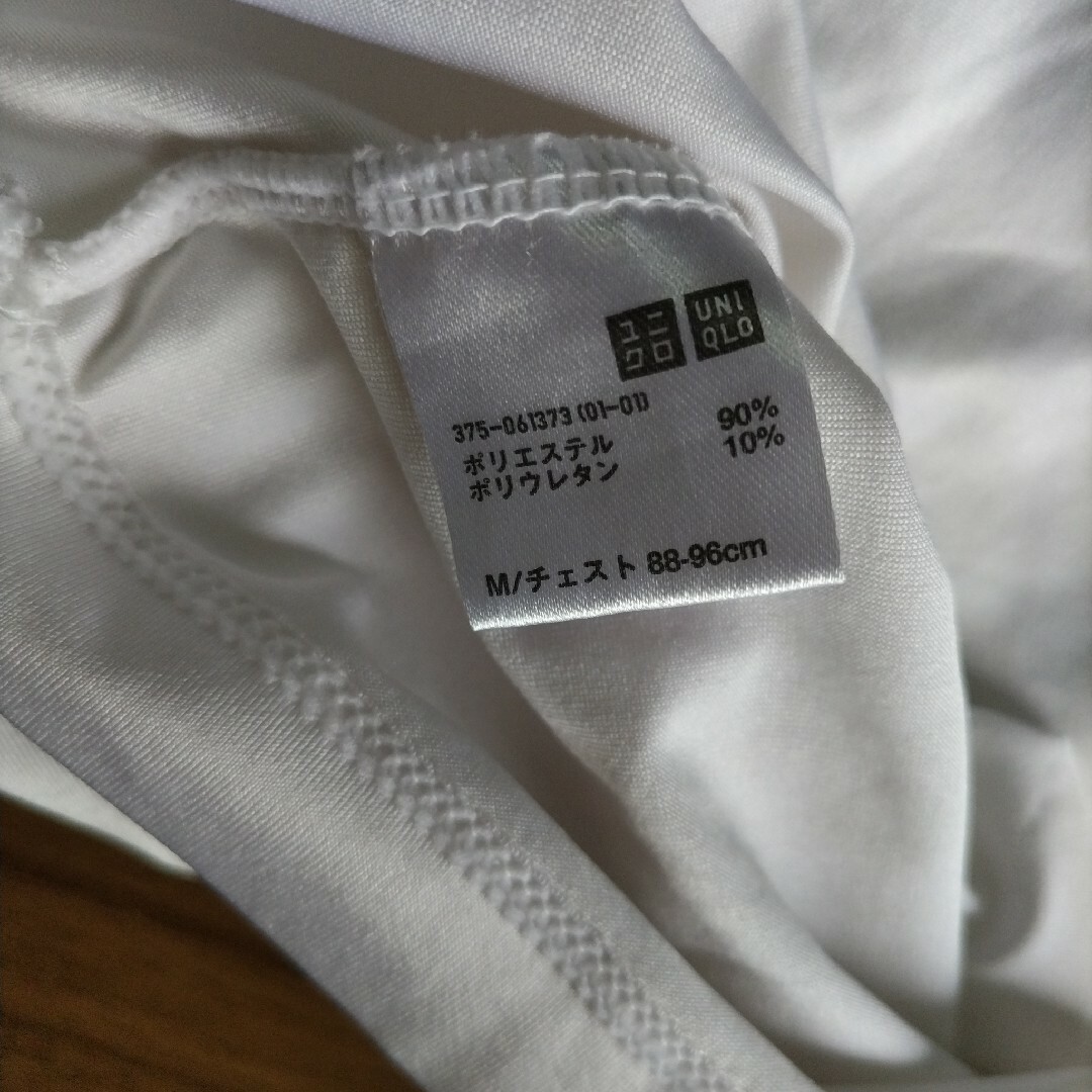 UNIQLO(ユニクロ)のUNIQLO　Vネック　シャツ　白 メンズのトップス(Tシャツ/カットソー(半袖/袖なし))の商品写真