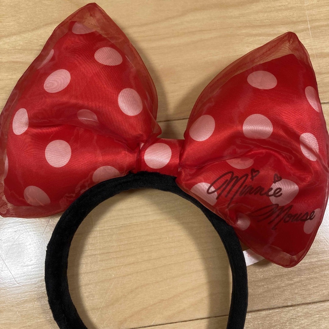 Disney(ディズニー)のディズニーリゾート　ミニーマウス　オーガンジー　大きめリボン　カチューシャ　赤 レディースのヘアアクセサリー(カチューシャ)の商品写真