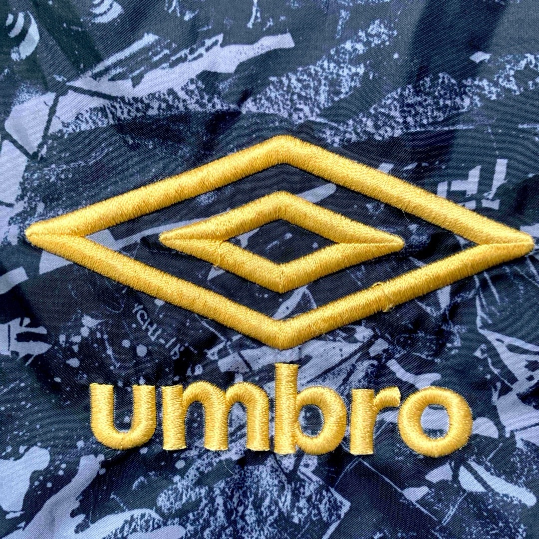 UMBRO(アンブロ)のumbroアンブロ　キッズ　ピステ上下　セットアップ　140サイズ　ブラック スポーツ/アウトドアのサッカー/フットサル(ウェア)の商品写真