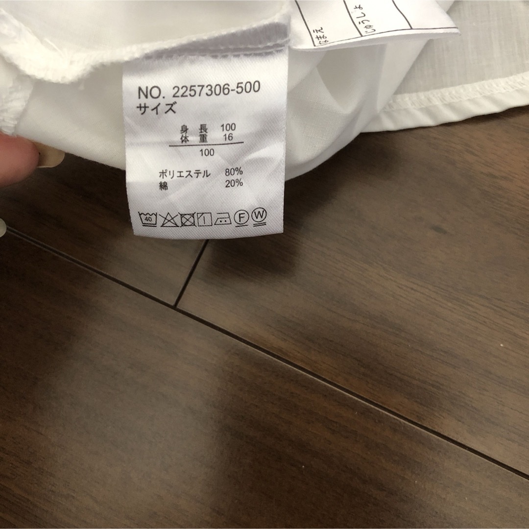 白のシャツ 100センチ キッズ/ベビー/マタニティのキッズ服女の子用(90cm~)(Tシャツ/カットソー)の商品写真