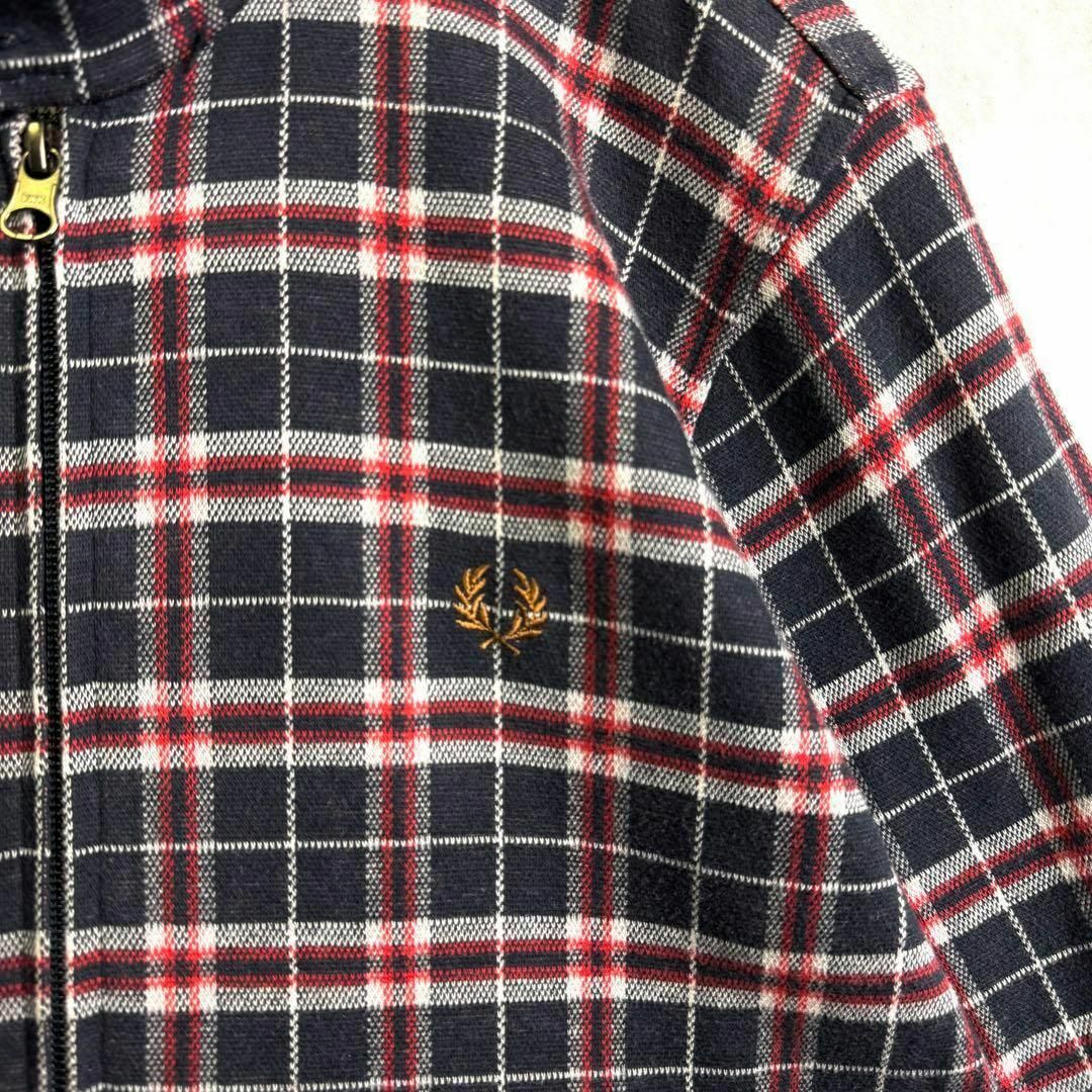 FRED PERRY(フレッドペリー)の美品 フレッドペリー ハリントンジャケット タータンチェック 刺繍ロゴ 紺 M メンズのジャケット/アウター(ブルゾン)の商品写真