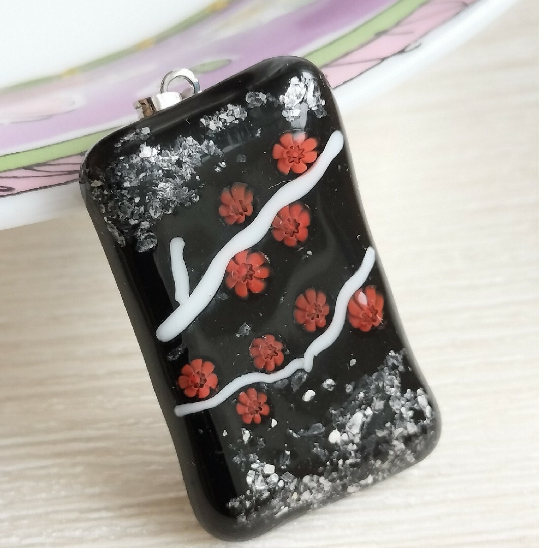 白い枝に赤い小花 ガラスのペンダントトップ レディースのアクセサリー(ネックレス)の商品写真