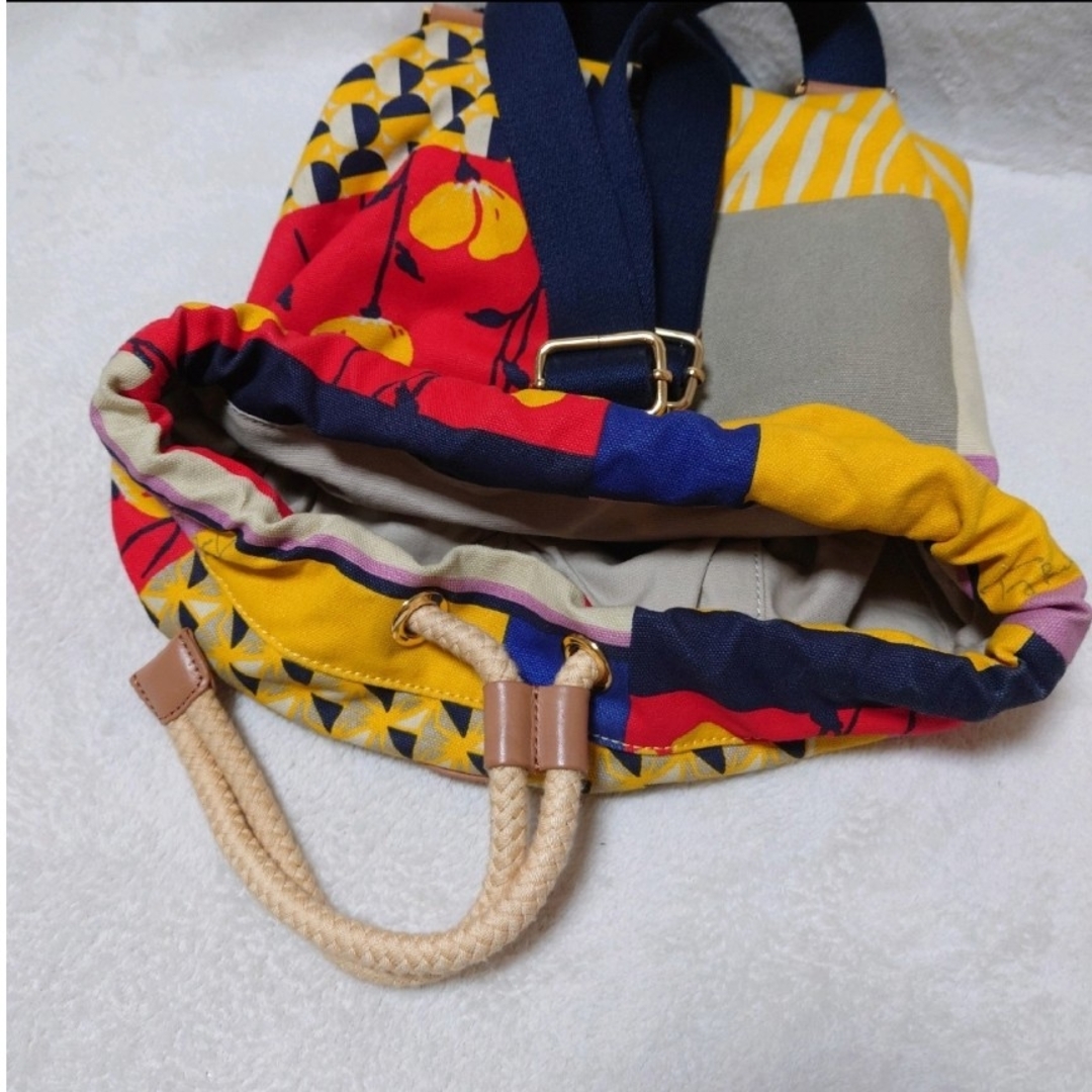 Tory Burch(トリーバーチ)のトリーバーチ　リュック　キャンパス　巾着型　ロゴレザー　総柄　花柄　カラフル レディースのバッグ(リュック/バックパック)の商品写真