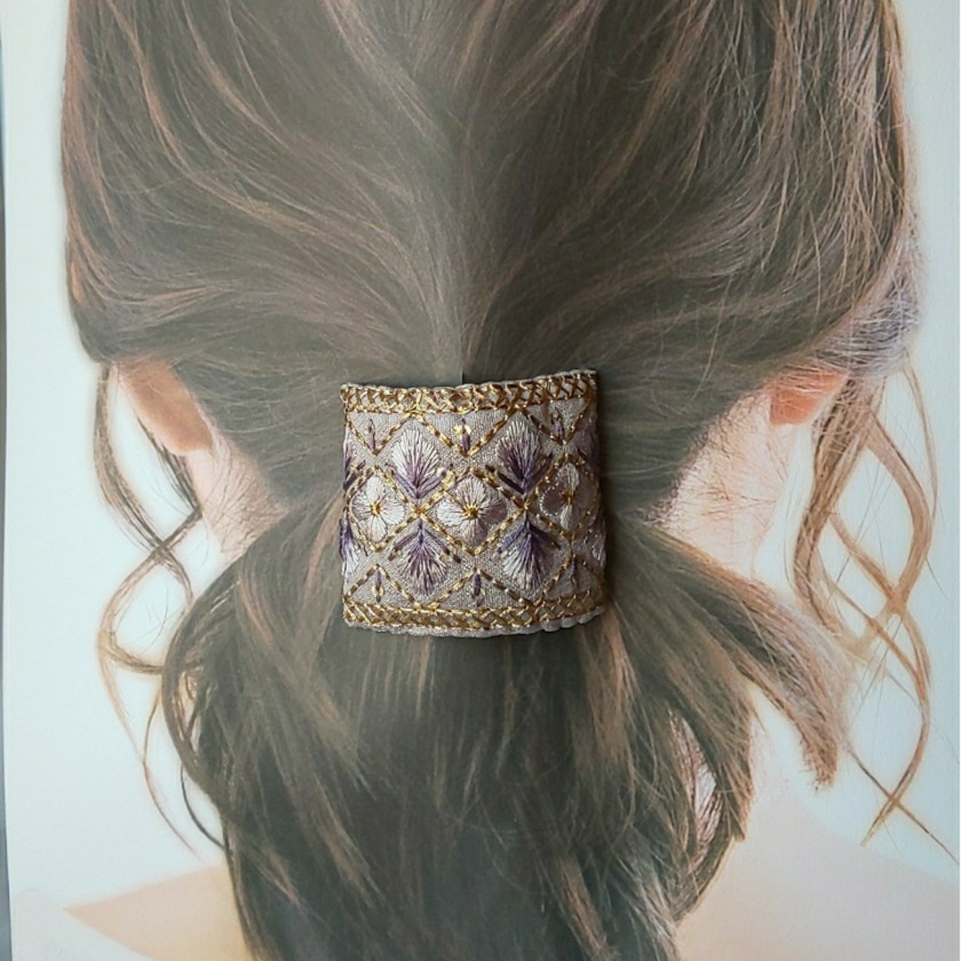 ラベンダーパープルの花模様インド刺繍リボンの四角いポニーフック ハンドメイドのアクセサリー(ヘアアクセサリー)の商品写真