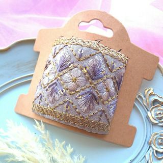 ラベンダーパープルの花模様インド刺繍リボンの四角いポニーフック(ヘアアクセサリー)