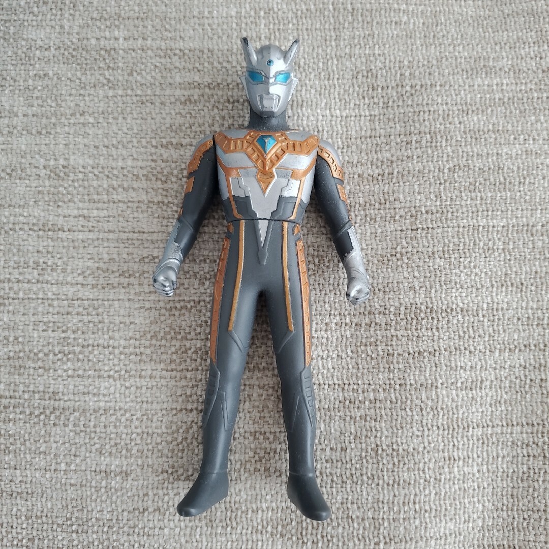 ウルトラマン　ソフビ　シャイニングウルトラマンゼロ　ライブサイン付き エンタメ/ホビーのフィギュア(特撮)の商品写真