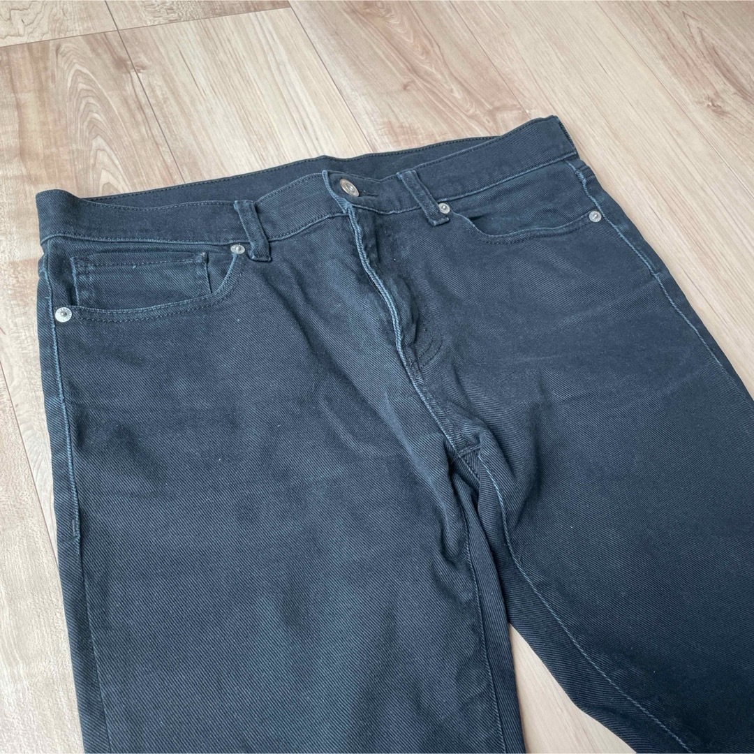 GU(ジーユー)のGU ストレートデニム　パンツ　ブラック　メンズ 30 メンズのパンツ(デニム/ジーンズ)の商品写真