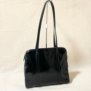 プラダ(PRADA)のPRADA トートバッグ肩掛け ロゴ型押し パテントレザー  ブラック  A4可(トートバッグ)