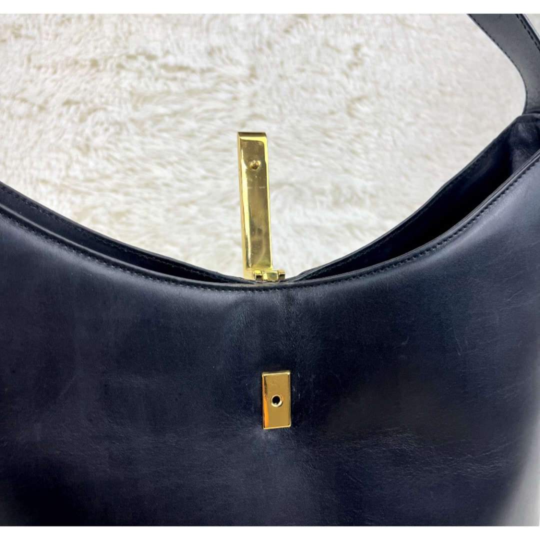 Gucci(グッチ)のGUCCI レザー　ワンショルダーバッグ　上品　お洒落　ブラック　ゴールド金具 レディースのバッグ(ショルダーバッグ)の商品写真