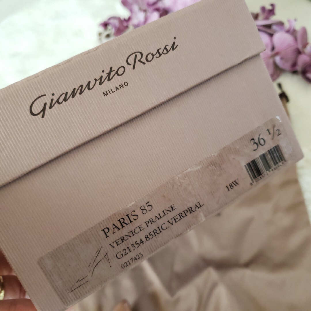 Gianvito Rossi(ジャンヴィットロッシ)の美品gianvito rossimilano エナメルパンプス 保存袋 箱付き レディースの靴/シューズ(ハイヒール/パンプス)の商品写真