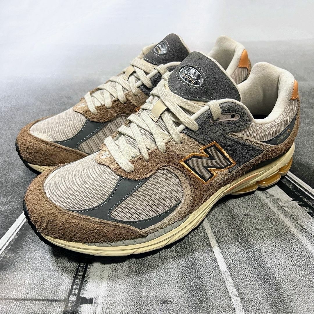 New Balance(ニューバランス)の新品 25.5cm ニューバランス M2002REJ 日本未発売 グレーブラウン メンズの靴/シューズ(スニーカー)の商品写真