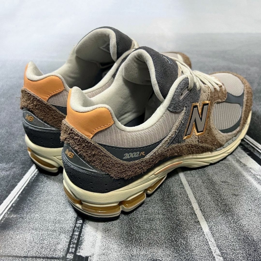 New Balance(ニューバランス)の新品 25.5cm ニューバランス M2002REJ 日本未発売 グレーブラウン メンズの靴/シューズ(スニーカー)の商品写真