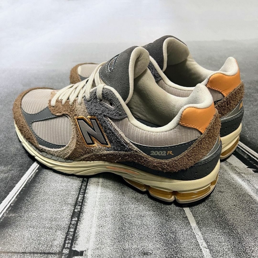 New Balance(ニューバランス)の新品 25.5cm ニューバランス M2002REJ 日本未発売 グレーブラウン メンズの靴/シューズ(スニーカー)の商品写真