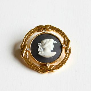 ウェッジウッド(WEDGWOOD)の【美品】ウェッジウッド ジャスパー ブラック×ゴールド(ブローチ/コサージュ)