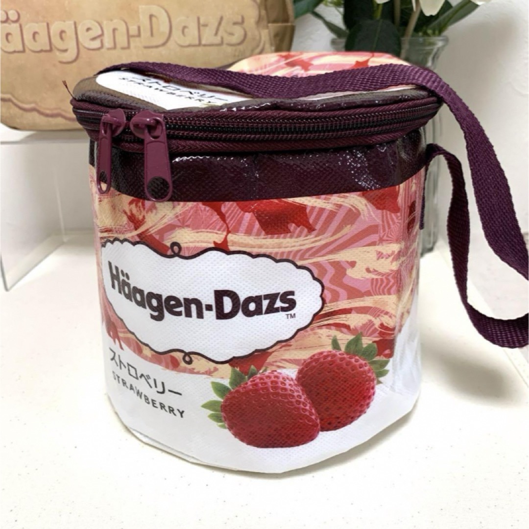 Haagen-Dazs(ハーゲンダッツ)の【未使用】ハーゲンダッツ ◆ 保冷バッグ 2こ　ストロベリー　アイス　いちご インテリア/住まい/日用品のキッチン/食器(弁当用品)の商品写真