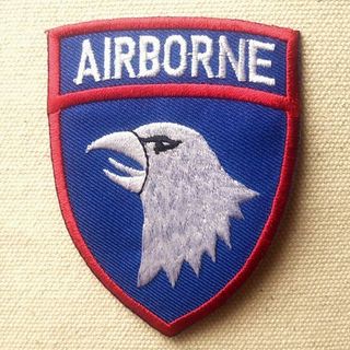 【送料込み】新品☆AIRBORNE（USエアボーン）のアイロンワッペン 青×赤(その他)