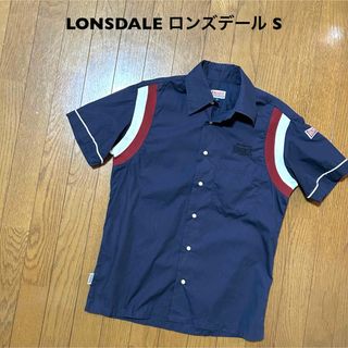 ロンズデール(LONSDALE)のSサイズ！LONSDALE ロンズデール 古着半袖シャツ ネイビー 刺繍ロゴ(シャツ)