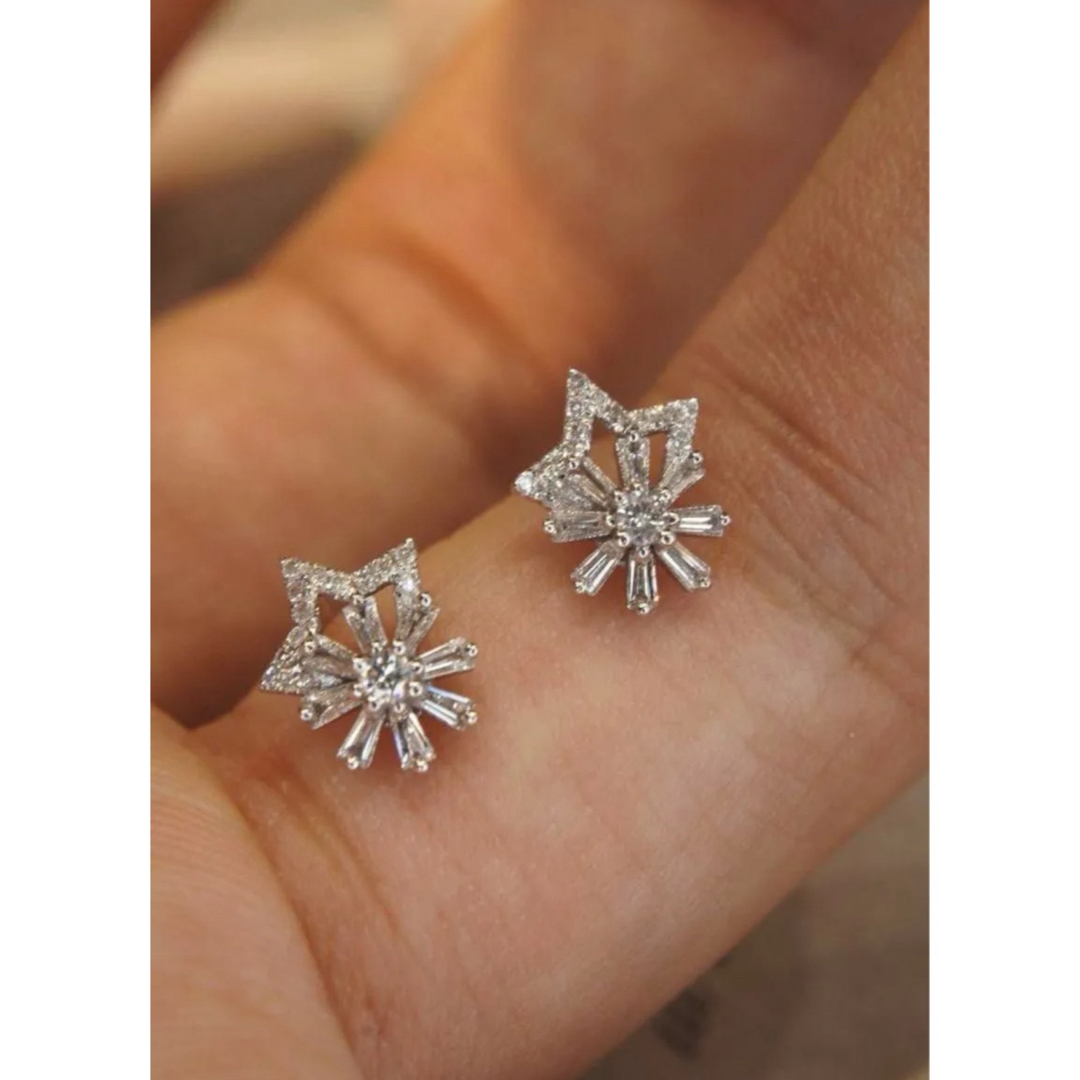▼天然ダイヤモンドピアス0.34ct　k18 星形　花形 レディースのアクセサリー(ピアス)の商品写真