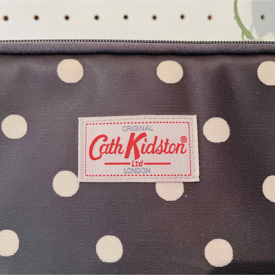 Cath Kidston(キャスキッドソン)の【中古】キャスキッドソン　ノートPC/タブレット ケース　紺色×ベージュ水玉 レディースのファッション小物(ポーチ)の商品写真