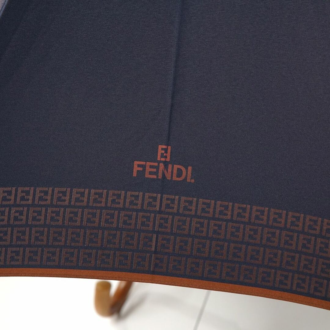 FENDI(フェンディ)の高級紳士傘 FENDI フェンディ USED美品 ジャガード ズッカ ネイビーｘブラウン ロゴ 木製手元 ブランド 希少 60cm S0692 メンズのファッション小物(傘)の商品写真
