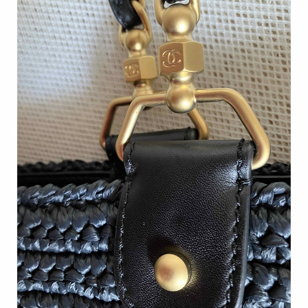 CHANEL(シャネル)のシャネル　チェーンカゴトートバッグ　ラフィア　ダークネイビー　伊勢丹購入品 レディースのバッグ(ショルダーバッグ)の商品写真