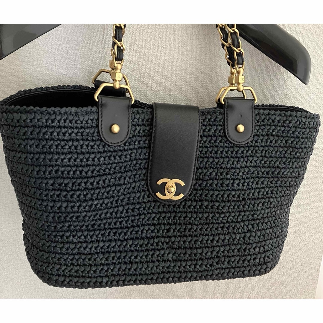 CHANEL(シャネル)のシャネル　チェーンカゴトートバッグ　ラフィア　ダークネイビー　伊勢丹購入品 レディースのバッグ(ショルダーバッグ)の商品写真