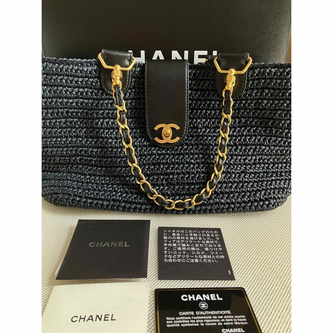 CHANEL(シャネル)のシャネル　チェーンカゴトートバッグ　ラフィア　ダークネイビー　伊勢丹購入品 レディースのバッグ(ショルダーバッグ)の商品写真