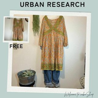 アーバンリサーチ(URBAN RESEARCH)のアーバンリサーチ　ボタニカル　Vネック　オレンジ系エスニックワンピース　インド製(ひざ丈ワンピース)