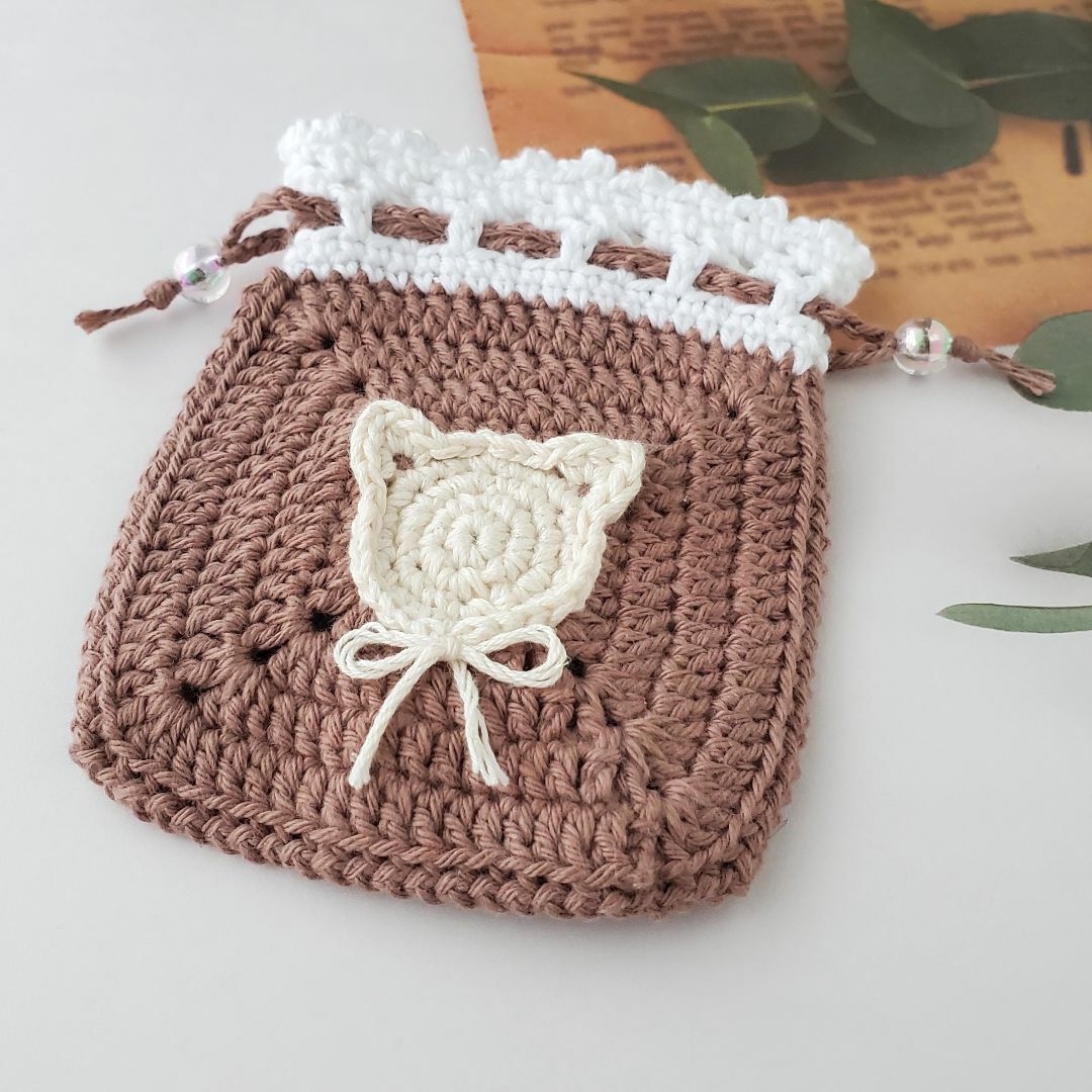 yf*【ポーチNo.28】りぼんがかわいい猫ポーチ　　チョコレートカラー　編み物 ハンドメイドのファッション小物(ポーチ)の商品写真