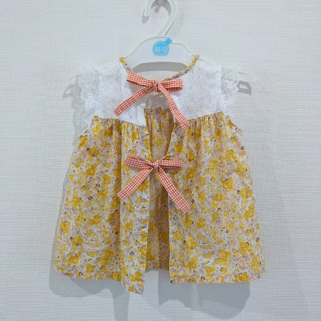 ワンピース　エプロンタイプ　80 お出かけ　女の子　黄色　花柄　簡単 キッズ/ベビー/マタニティのベビー服(~85cm)(ワンピース)の商品写真