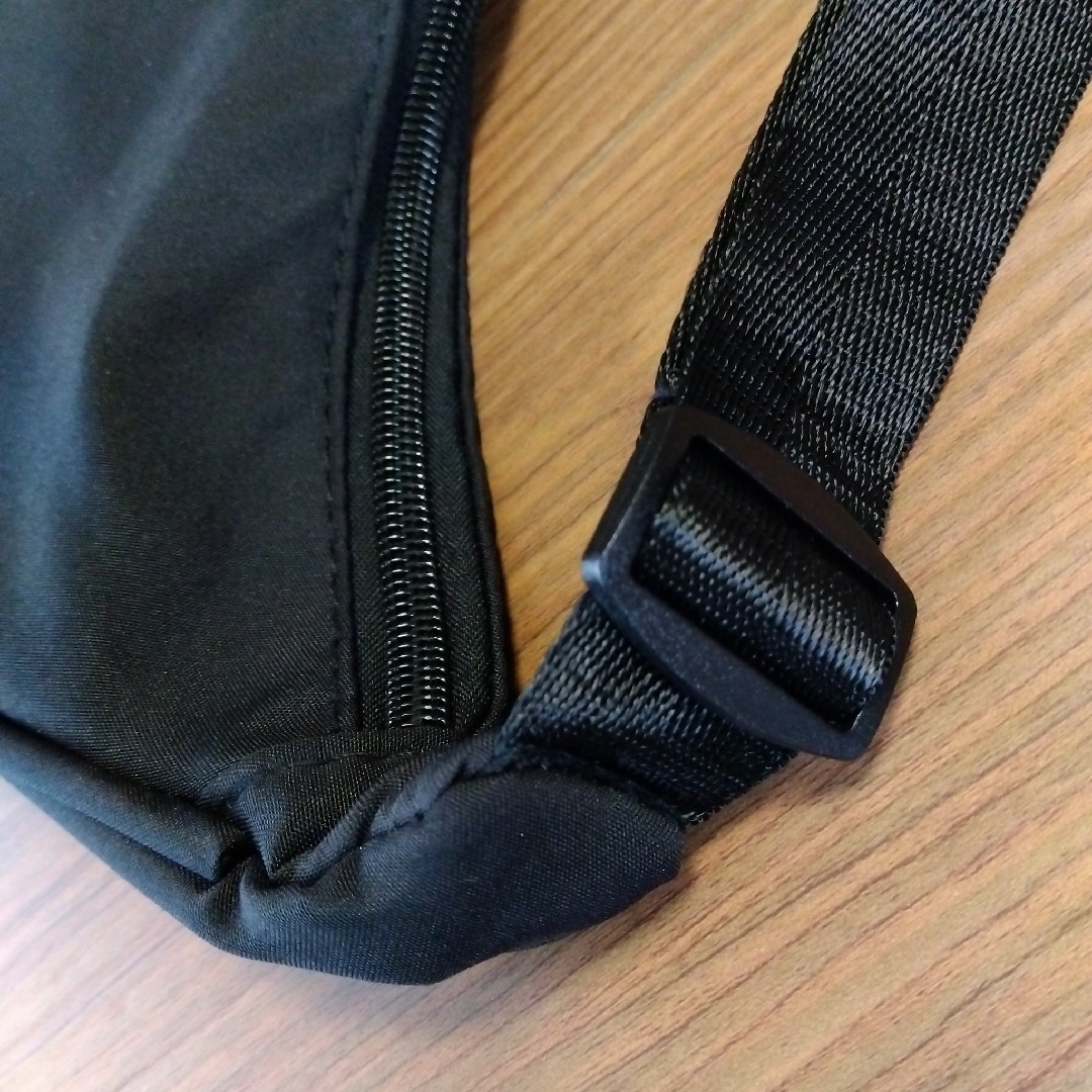 男女兼用　ボディバッグ　ラウンドショルダー　ブラック レディースのバッグ(ボディバッグ/ウエストポーチ)の商品写真
