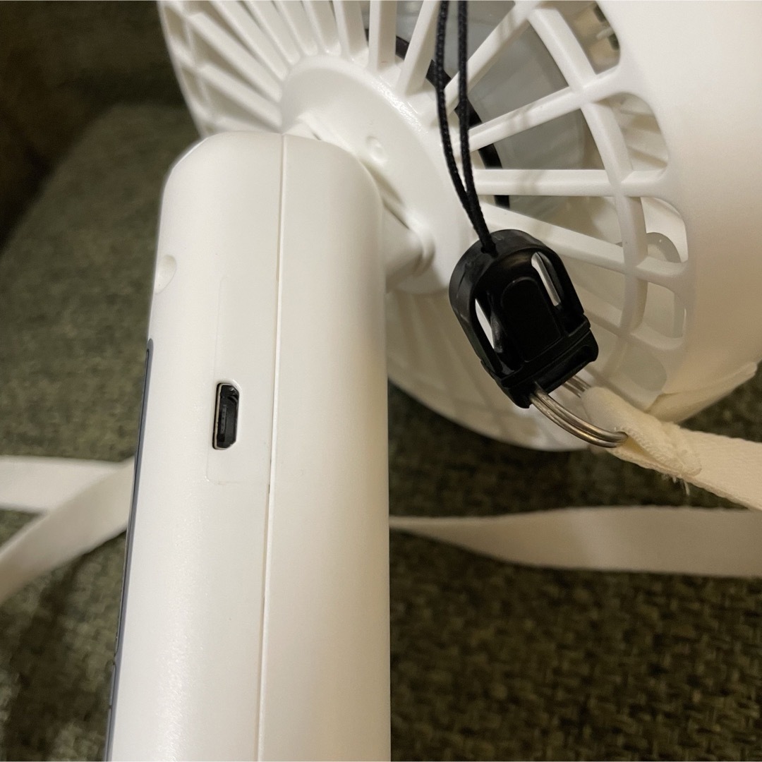 携帯扇風機 ハンディファン  USB 充電式 ホワイト FSU-95B WH スマホ/家電/カメラの冷暖房/空調(扇風機)の商品写真