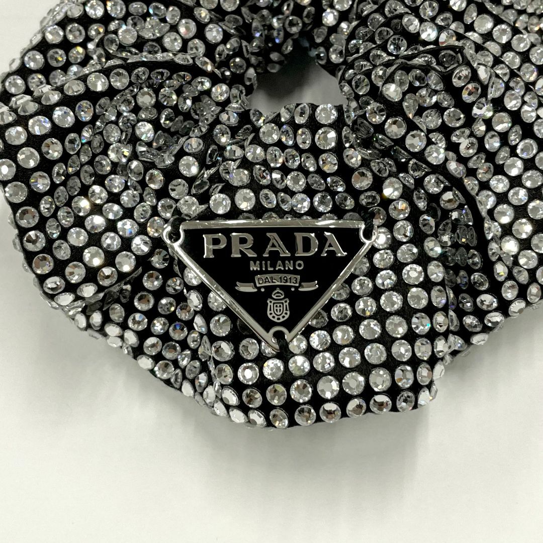 PRADA(プラダ)の9364 プラダ トライアングル シュシュ ラインストーン ブラック シルバー レディースのヘアアクセサリー(ヘアゴム/シュシュ)の商品写真