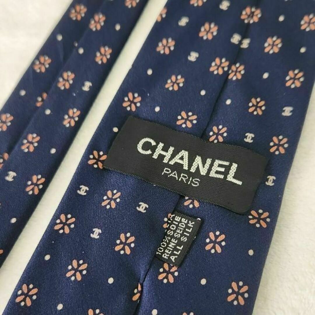 CHANEL(シャネル)の【CHANEL】ハイブランドネクタイ★花柄★紺系★ココマーク★シルク メンズのファッション小物(ネクタイ)の商品写真