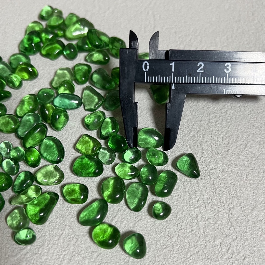 シーグラス  ガラス粒　インテリア アクセサリーパーツ グリーン　小粒　クリア ハンドメイドの素材/材料(各種パーツ)の商品写真