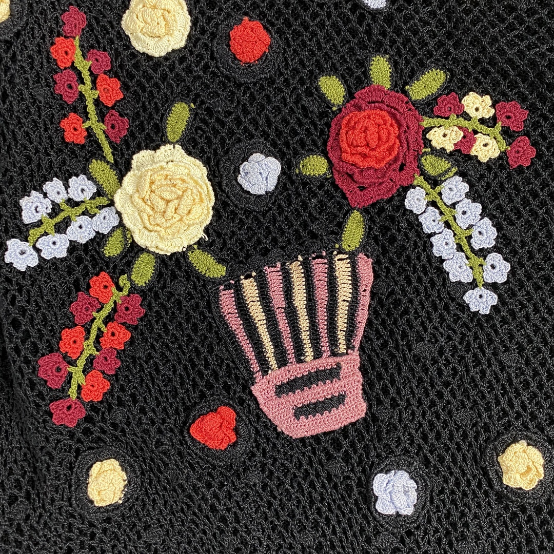 ニット　半袖　総レース　総刺繍　花柄　昭和レトロ　黒　赤　黄 レディースのトップス(ニット/セーター)の商品写真