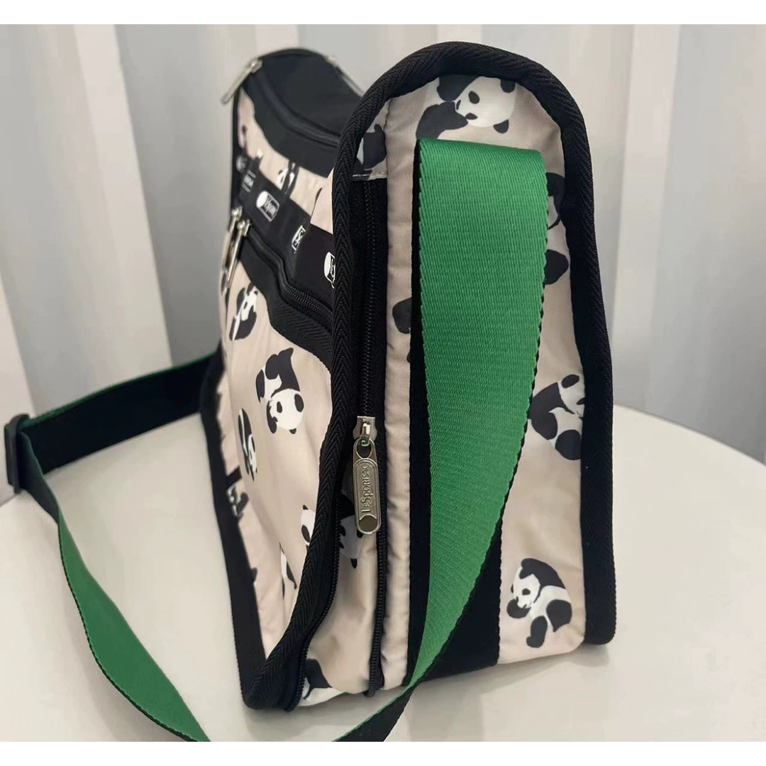 LeSportsac(レスポートサック)のレスポートサック　パンダ柄　ショルダーバッグ　7507 レディースのバッグ(ショルダーバッグ)の商品写真