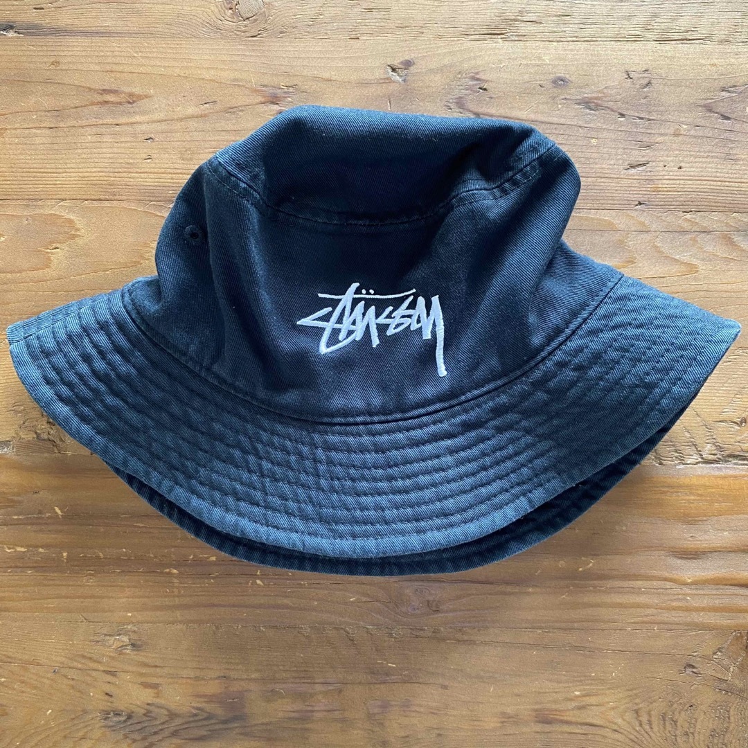 STUSSY(ステューシー)のSTUSSY ステューシー　バケットハット　帽子　黒　レディース　ブラック レディースの帽子(ハット)の商品写真