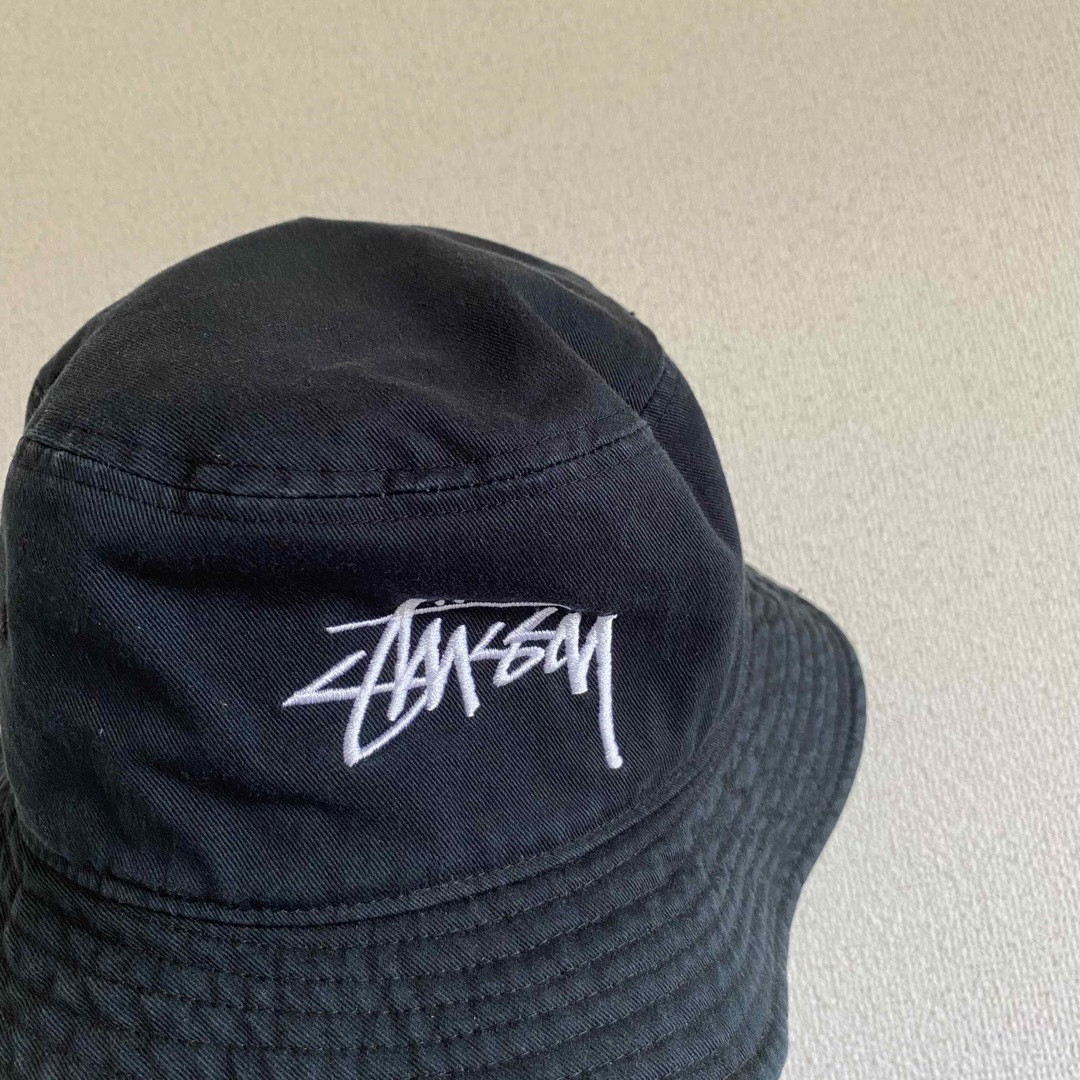 STUSSY(ステューシー)のSTUSSY ステューシー　バケットハット　帽子　黒　レディース　ブラック レディースの帽子(ハット)の商品写真