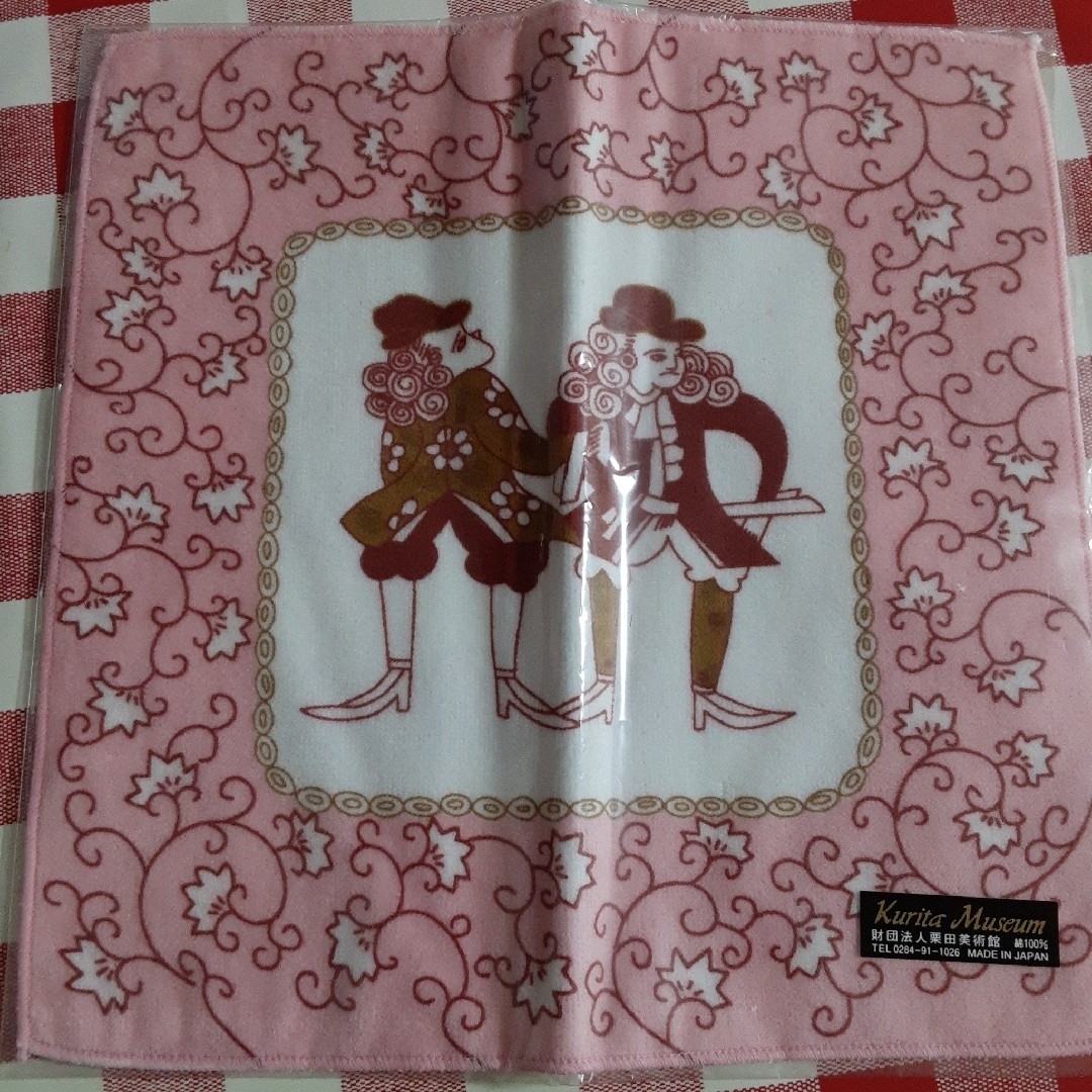 栗田美術館　タオルハンカチ　ピンク レディースのファッション小物(ハンカチ)の商品写真