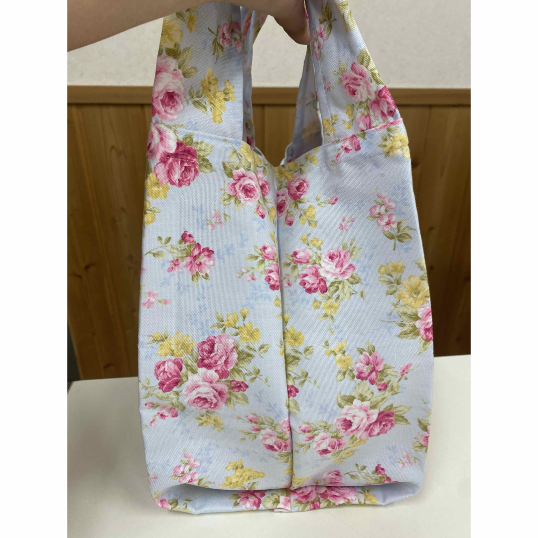 ハンドメイド　エコバッグ　コンビニサイズ　花柄　ブルー レディースのバッグ(エコバッグ)の商品写真